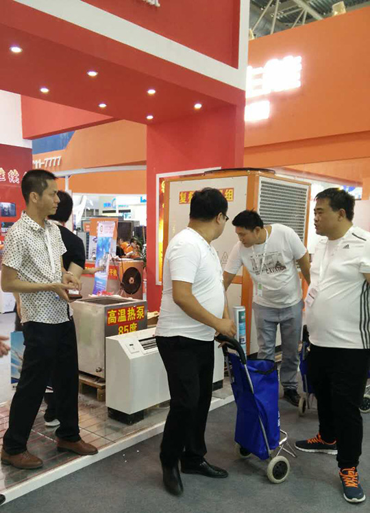 北京暖通展第二天，正旭空氣能展臺人氣依舊爆棚